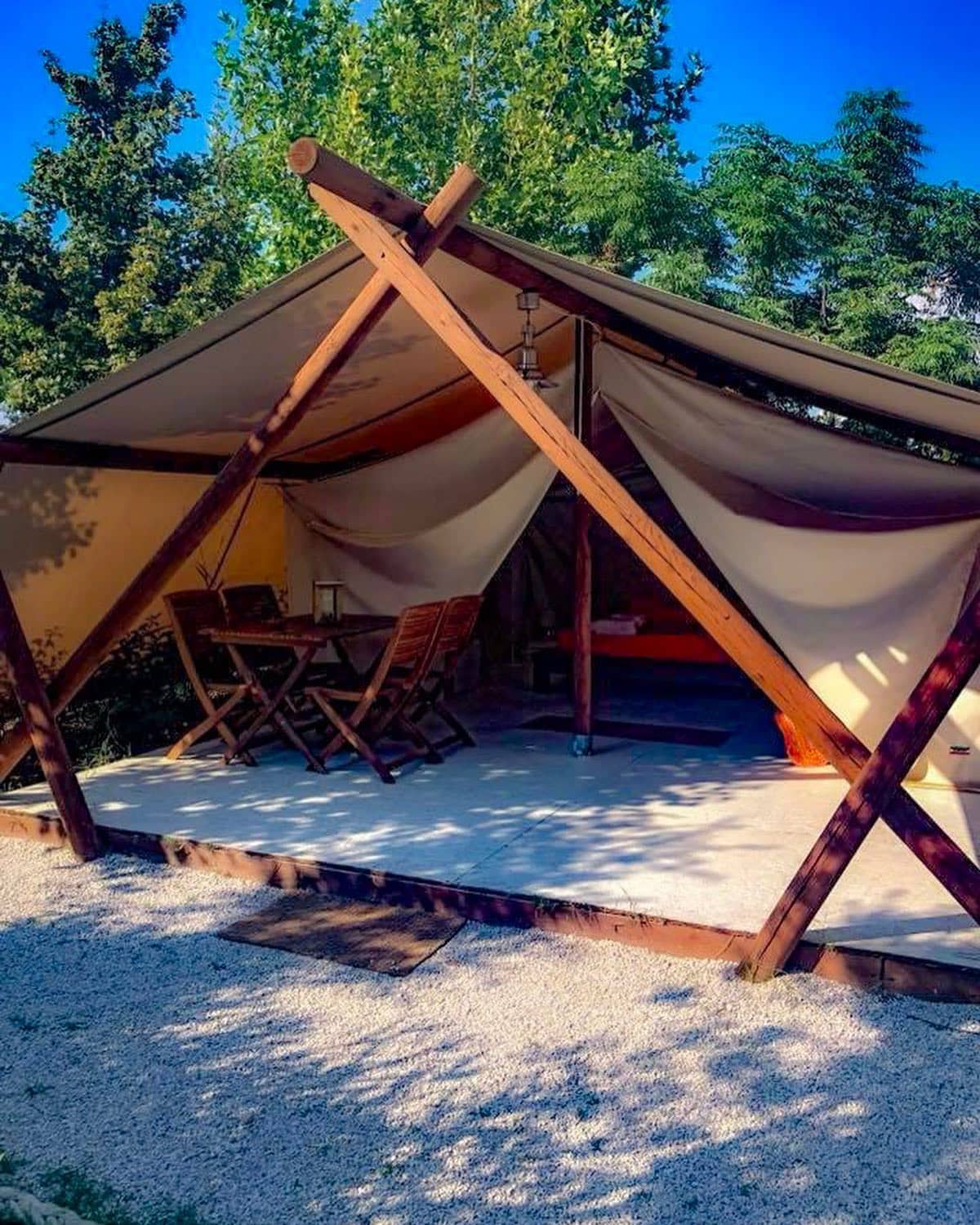 Tenda safari lodge tra il verde