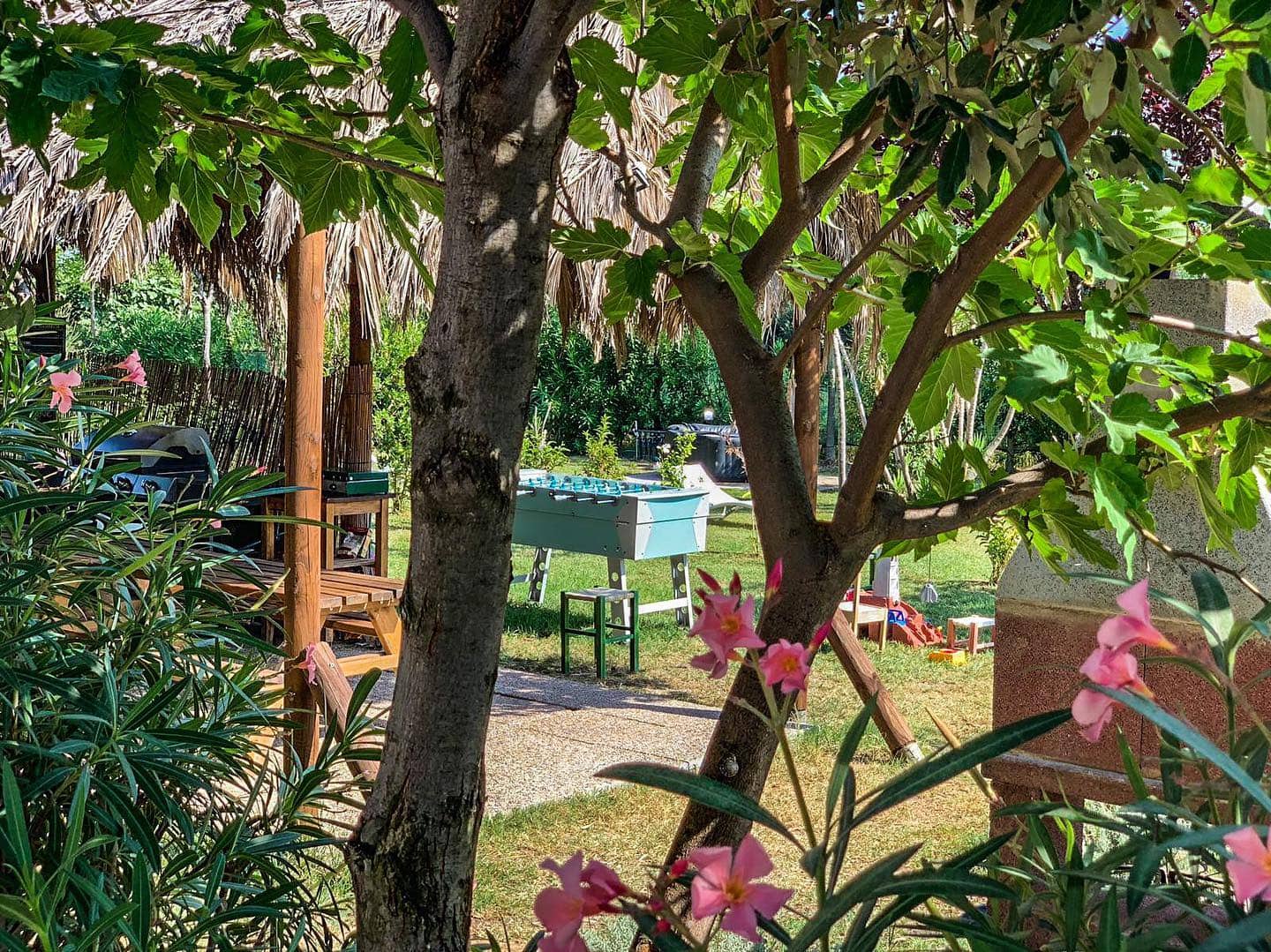 Area relax con calcetto, gazebo e prato